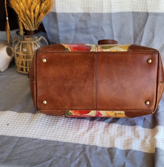 Splatter a garden of beauty upon your favorite Patricia Nash™ Straw Viotti Tote. - Picture 2 of 11